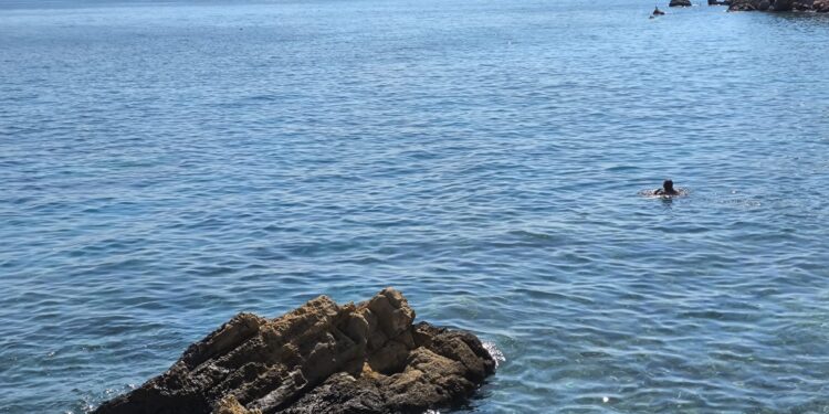 Καιρός: Η θερμοκρασία «θέλει» να είναι καλοκαίρι αλλα θα χρειαστεί και ομπρέλα