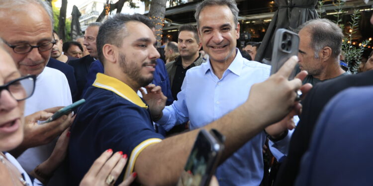 «Σταθερότητα ή περιπέτεια»: Ο Μητσοτάκης θέτει διλήμματα στους πολίτες- Τα αποτελέσματα των δημοσκοπήσεων και η στρατηγική του Μαξίμου