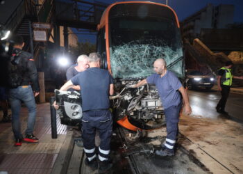 Σκηνές τρόμου στον Πειραιά: Πώς έγινε σφοδρή σύγκρουση τραμ με λεωφορείο και η συγκλονιστική μαρτυρία επιβάτη