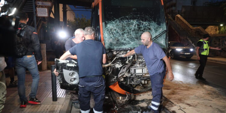 Σκηνές τρόμου στον Πειραιά: Πώς έγινε σφοδρή σύγκρουση τραμ με λεωφορείο και η συγκλονιστική μαρτυρία επιβάτη