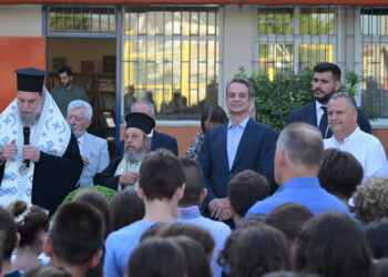 Κυριάκος Μητσοτάκης: Χτύπησε το πρώτο κουδούνι της χρονιάς στη Νέα Φιλαδέλφεια- Τα πειράγματα με τους μαθητές