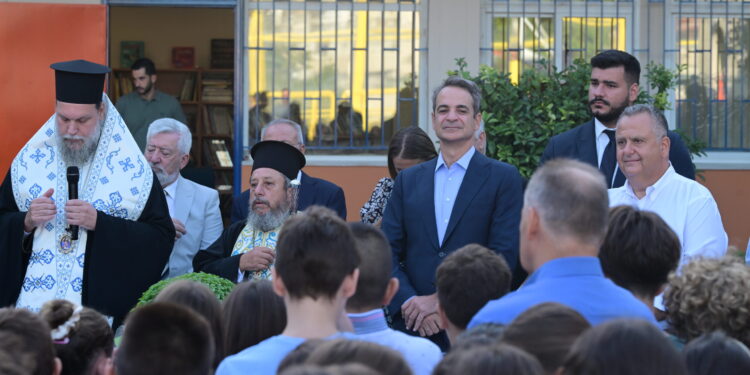 Κυριάκος Μητσοτάκης: Χτύπησε το πρώτο κουδούνι της χρονιάς στη Νέα Φιλαδέλφεια- Τα πειράγματα με τους μαθητές