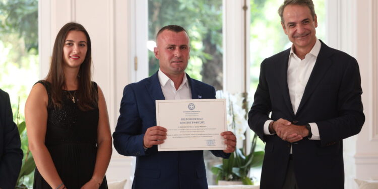 Ο Κυριάκος Μητσοτάκης τίμησε τον ήρωα του Αράχθου
