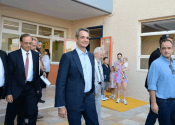 Κυριάκος Μητσοτάκης με… έμπλαστρο στο πρώτο κουδούνι- Τι έπαθε ο πρωθυπουργός