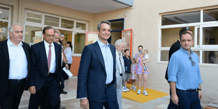 Κυριάκος Μητσοτάκης με… έμπλαστρο στο πρώτο κουδούνι- Τι έπαθε ο πρωθυπουργός