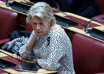 Έλενα Ακρίτα: Όταν οι Έλληνες ήταν «λάθρο» (vid)