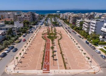 Πανικός στη Γλυφάδα – Γερανός έπεσε πάνω σε καφετέρια