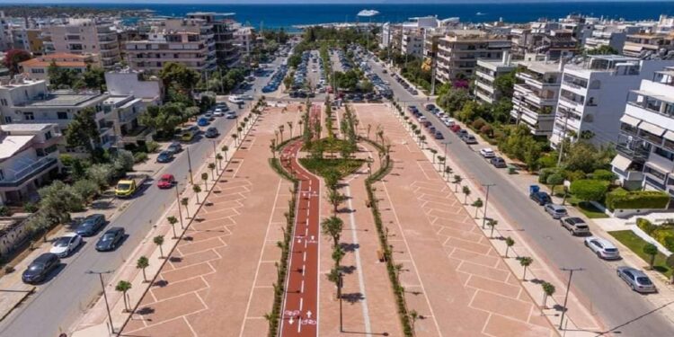 Πανικός στη Γλυφάδα – Γερανός έπεσε πάνω σε καφετέρια