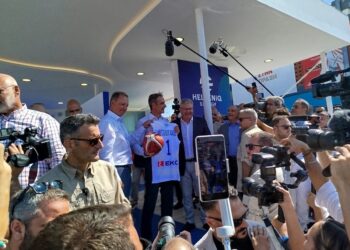 H viral φανέλα, έκπληξη στον Μητσοτάκη και ο … μαγικός αριθμός, φωτορεπορτάζ της Today Press