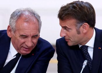 ΡΑΓΔΑΙΕΣ ΕΞΕΛΙΞΕΙΣ στη Γαλλία: Έπεσε η Κυβέρνηση Μπαϊρού