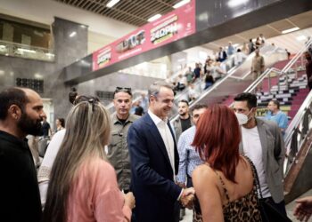 Στο μετρό Συντάγματος ο Κυριάκος Μητσοτάκης – Ευχαρίστησε τους εργαζόμενους, συνομίλησε με πολίτες