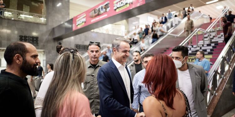 Στο μετρό Συντάγματος ο Κυριάκος Μητσοτάκης – Ευχαρίστησε τους εργαζόμενους, συνομίλησε με πολίτες