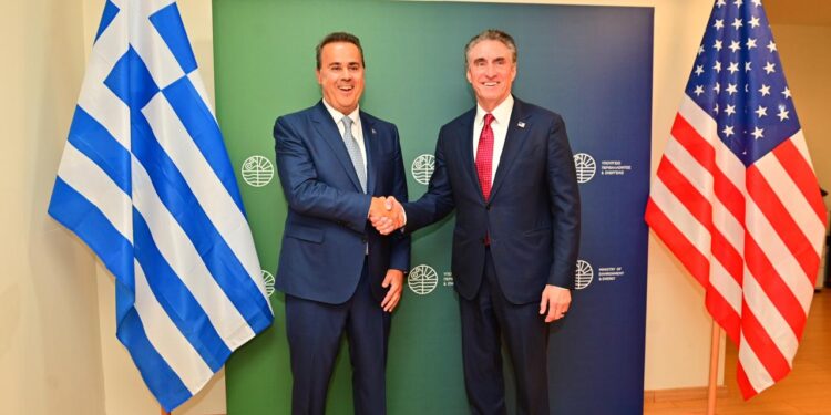 Συνάντηση Burgum – Παπασταύρου: Στρατηγικής σημασίας η ενεργειακή συνεργασία Ελλάδας με ΗΠΑ