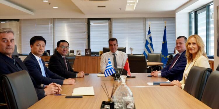 Συνάντηση του Θ. Πλεύρη, με τον Πρέσβη της Κίνας F. Qiu – Η πρόσκληση που δέχτηκε ο Υπουργός
