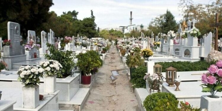 Χαλκίδα: Φτυάρι… για δύο – Πιάστηκαν στα χέρια στο νεκροταφείο!