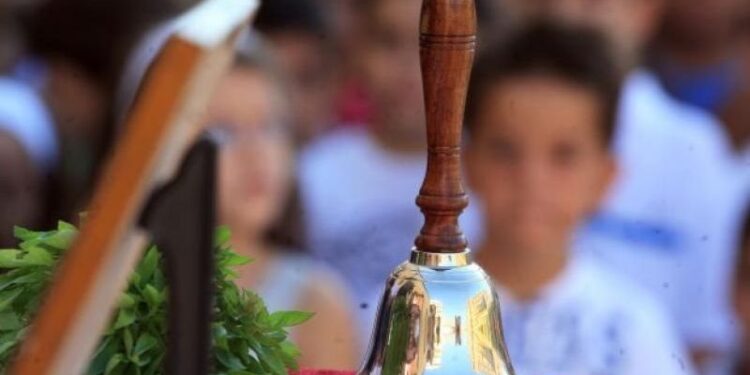 Πρώτο κουδούνι με νέο πρόσωπο: 1,3 εκατ. μαθητές επιστρέφουν στα σχολεία – Όλες οι αλλαγές