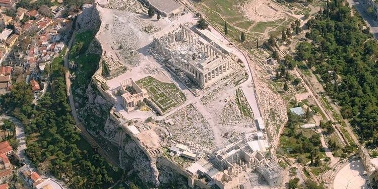 Αποκαθίσταται και αποδίδεται επισκέψιμο το μυκηναϊκό τείχος της Ακρόπολης