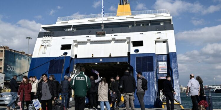 Μεγάλες εκπτώσεις σε ακτοπλοϊκά και αεροπορικά εισιτήρια για αναπληρωτές εκπαιδευτικούς – Δείτε τις μειώσεις