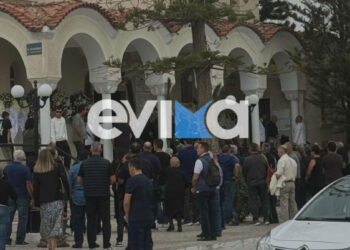 Σκηνές αρχαίας τραγωδίας στη Δροσιά για τον Τάσο που «έφυγε» στο Blue Star Chios – Το τελευταίο αντίο (εικόνες)