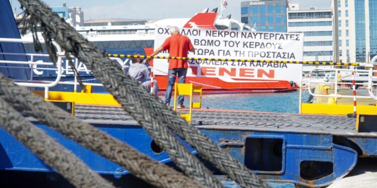 Δυστύχημα στο «Blue Star Χίος»: 24ωρη απεργία για τον θάνατο του 20χρονου ναυτικού