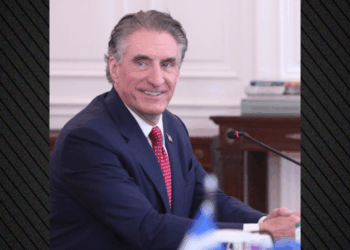 Υπουργός Εσωτερικών των ΗΠΑ στην Αθήνα: Τι συζήτησε με τους Top 10 Ελληνες CEO