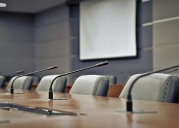 Χάος σε δημοτικό συμβούλιο: “Θα περπατάς στο δρόμο με φουστίτσα” – Αδιανόητη δήλωση πρώην δημάρχου