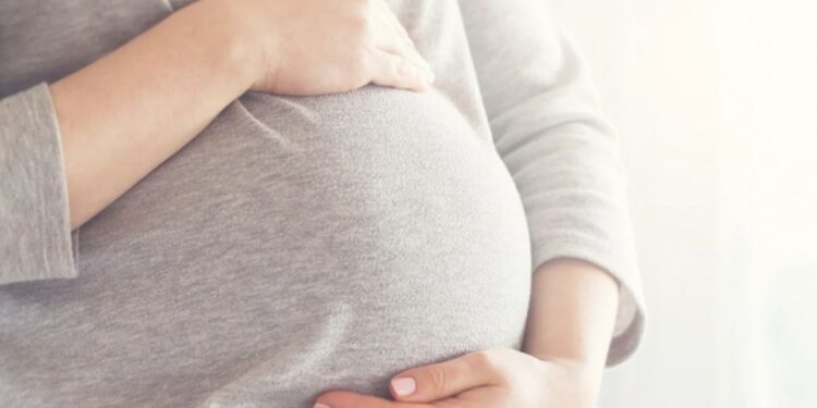 Νέα διάταξη για επίδομα κυοφορίας και λοχείας με 200 ένσημα – Τι αλλάζει