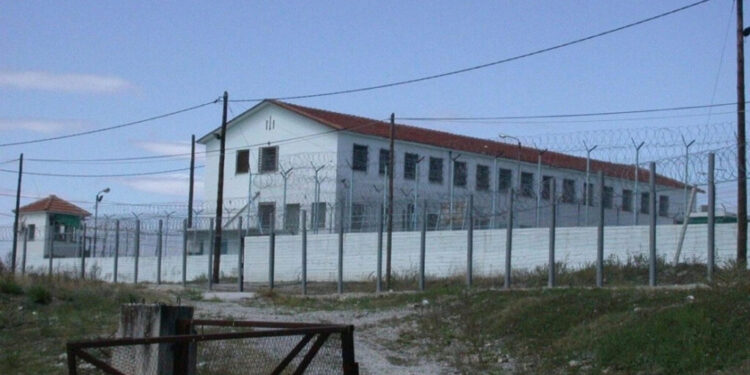 Επεισόδια στις φυλακές Κασσαβέτειας: Κρατούμενοι επιτέθηκαν σε φρουρούς