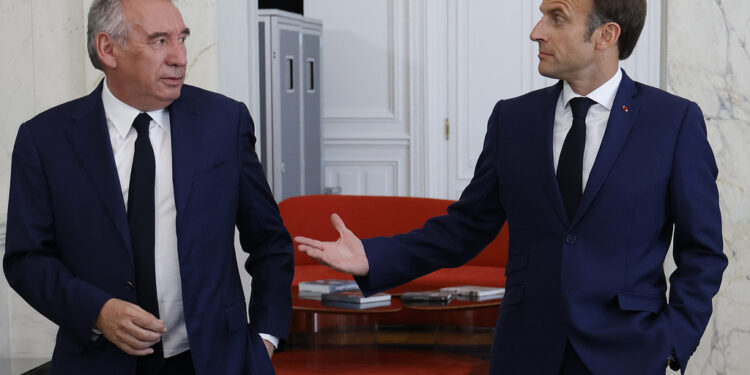 H επόμενη μέρα στη Γαλλία: Έκτακτη συνάντηση Μακρόν – Μπαϊρού