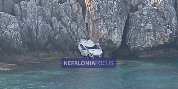 Τραγωδία στην Κεφαλονιά: Νεκρός ο 23χρονος που έπεσε με το ΙΧ από γκρεμό – Δείτε τις συγκλονιστικές φωτογραφίες