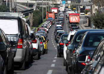 Ουρά χιλιομέτρων από Βαρυμπόμπη έως Μεταμόρφωση λόγω σοβαρού τροχαίου