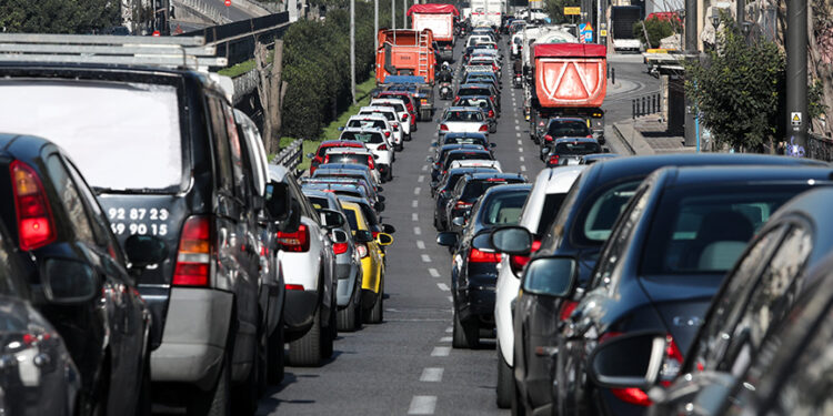 Ουρά χιλιομέτρων από Βαρυμπόμπη έως Μεταμόρφωση λόγω σοβαρού τροχαίου