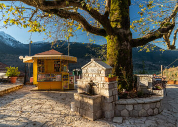 ΕΝΦΙΑ με… «κόφτες»: Τέλος ο φόρος σε χωριά, αλλά όχι σε βίλες με θέα Μύκονο – Σαντορίνη