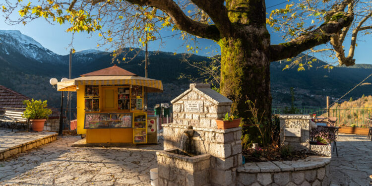ΕΝΦΙΑ με… «κόφτες»: Τέλος ο φόρος σε χωριά, αλλά όχι σε βίλες με θέα Μύκονο – Σαντορίνη