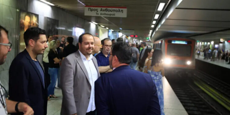 Χιλιάδες κόσμος στην πρεμιέρα της 24ωρης λειτουργίας του μετρό – Κυρανάκης: Οι νέοι θα γυρίζουν με ασφάλεια στο σπίτι τους