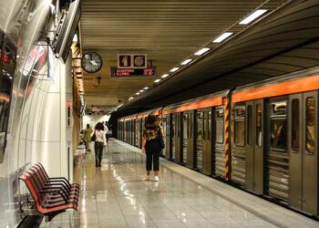 Βγαίνουν καπνοί από τις σκάλες του ΜΕΤΡΟ – Έξω από τον Ευαγγελισμό οι επιβάτες
