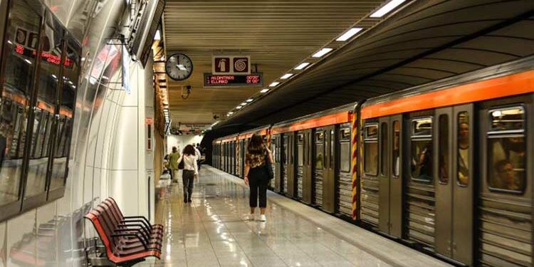 Βγαίνουν καπνοί από τις σκάλες του ΜΕΤΡΟ – Έξω από τον Ευαγγελισμό οι επιβάτες