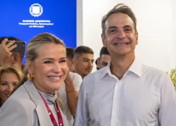 ΔΕΘ: «Α! Το πιο χρήσιμο δώρο» – Το αναμνηστικό που προσέφεραν στον Μητσοτάκη