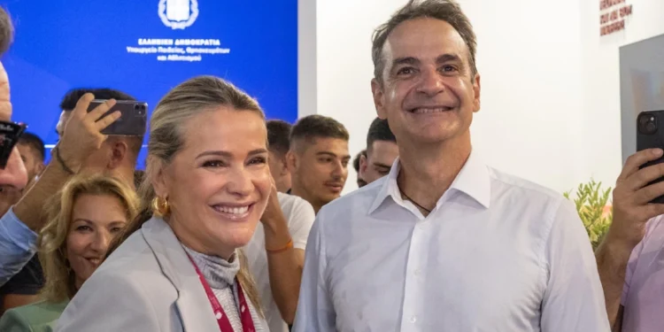 ΔΕΘ: «Α! Το πιο χρήσιμο δώρο» – Το αναμνηστικό που προσέφεραν στον Μητσοτάκη