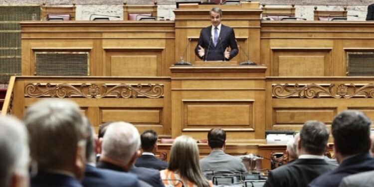 Ο έντονος διάλογος Μητσοτάκη – Βλάχου, η κάλπη και τα μανουάλια