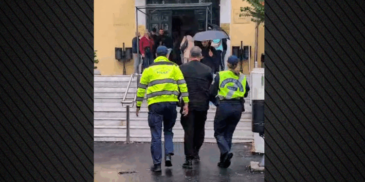 Βασίλης Μπισμπίκης: Στην Ευελπίδων τώρα, με χειροπέδες, για το τροχαίο που προκάλεσε στη Φιλοθέη