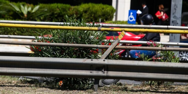 Τελευταία εξέλιξη: Λεωφορείο συγκρούστηκε με γερανό στη Συγγρού