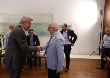 Βουλή: Συνάντηση του Νικήτα Κακλαμάνη με το προεδρείο της ΕΙΗΕΑ
