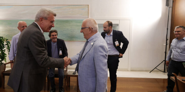 Βουλή: Συνάντηση του Νικήτα Κακλαμάνη με το προεδρείο της ΕΙΗΕΑ