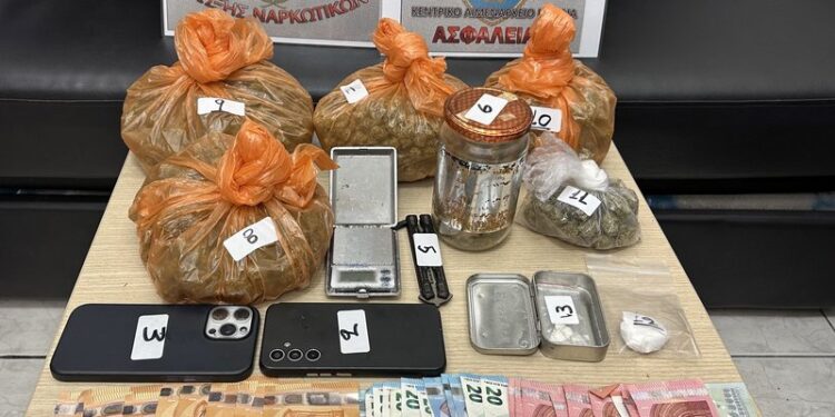 Σύλληψη για ναρκωτικά στη Δάφνη από στελέχη του Λιμεναρχείου Πειραιά