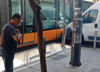 Χάος στον Πειραιά: Σύγκρουση τραμ με βαν