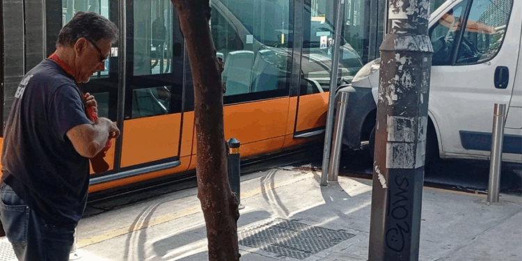 Χάος στον Πειραιά: Σύγκρουση τραμ με βαν