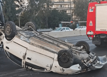 Σοβαρό τροχαίο στην Ποσειδώνος: Ανατροπή ΙΧ στο ύψος του Φλοίσβου – Τραυματίας ο οδηγός