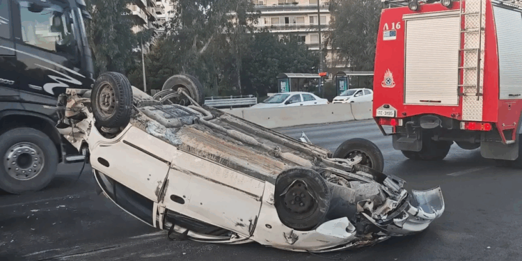 Σοβαρό τροχαίο στην Ποσειδώνος: Ανατροπή ΙΧ στο ύψος του Φλοίσβου – Τραυματίας ο οδηγός