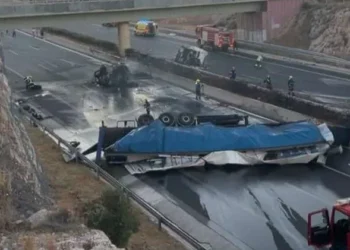 ΈΚΤΑΚΤΟ: Σοβαρό τροχαίο στα Μέγαρα – Έκλεισε η Εθνική Οδός
